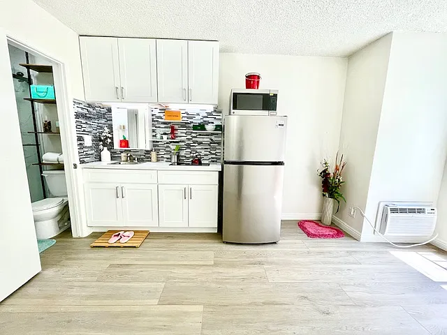 Wilshire Occidental Apts — Photo 20