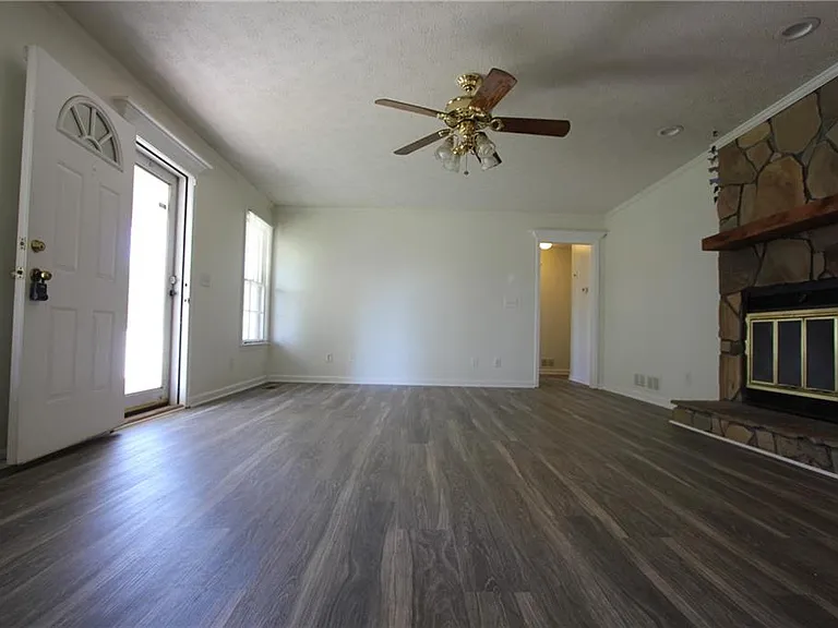 818 Springlake Rd — Photo 2