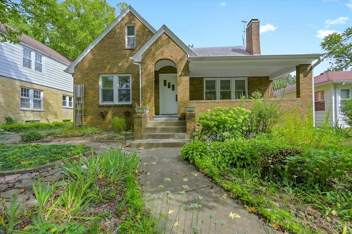 1108 W Green St photo 1