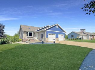 2207 Winfield Dr, Reedsburg, WI 53959