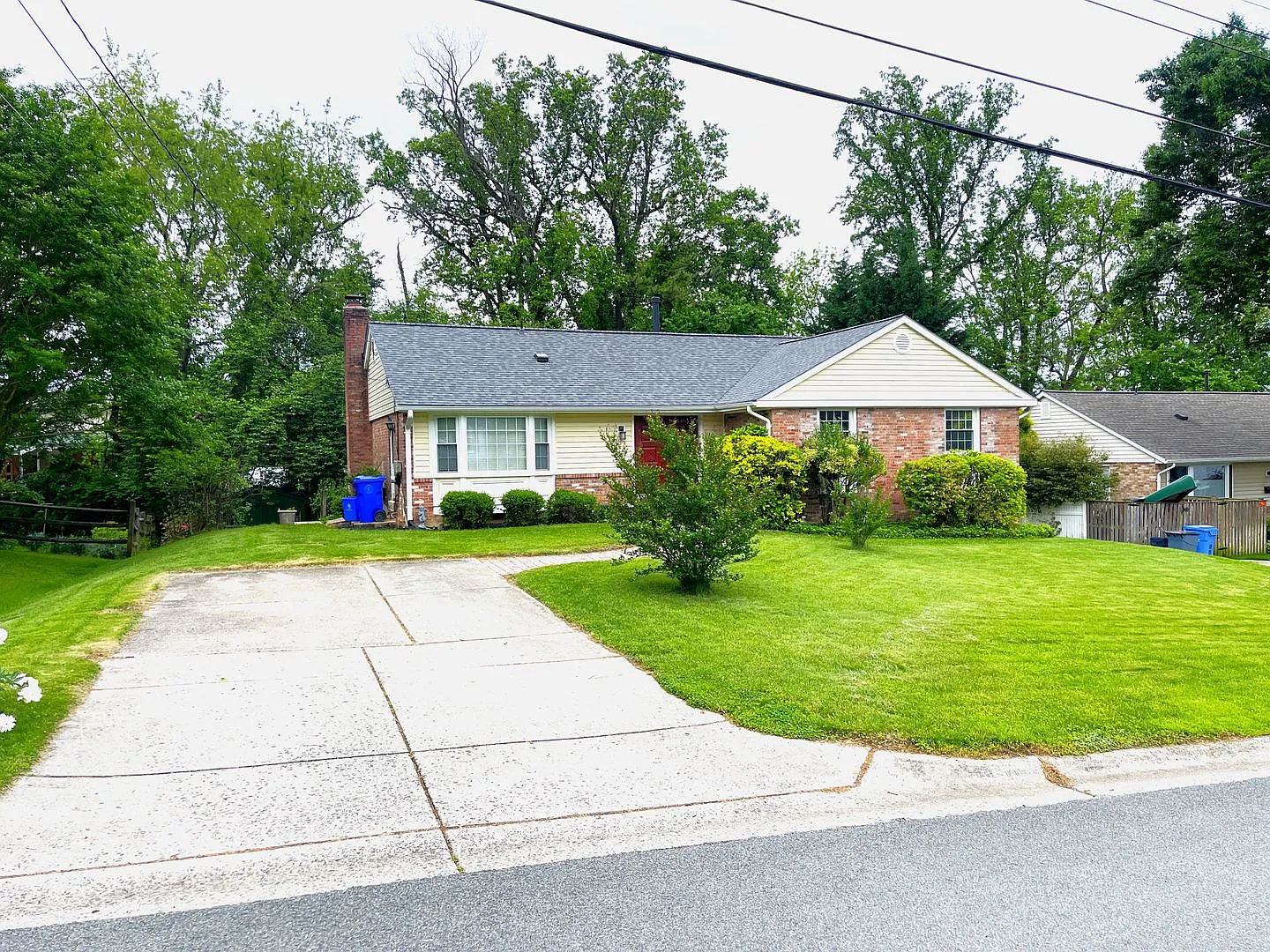 Beautiful 5 bedroom/2.5 bath with large yard — Photo 2