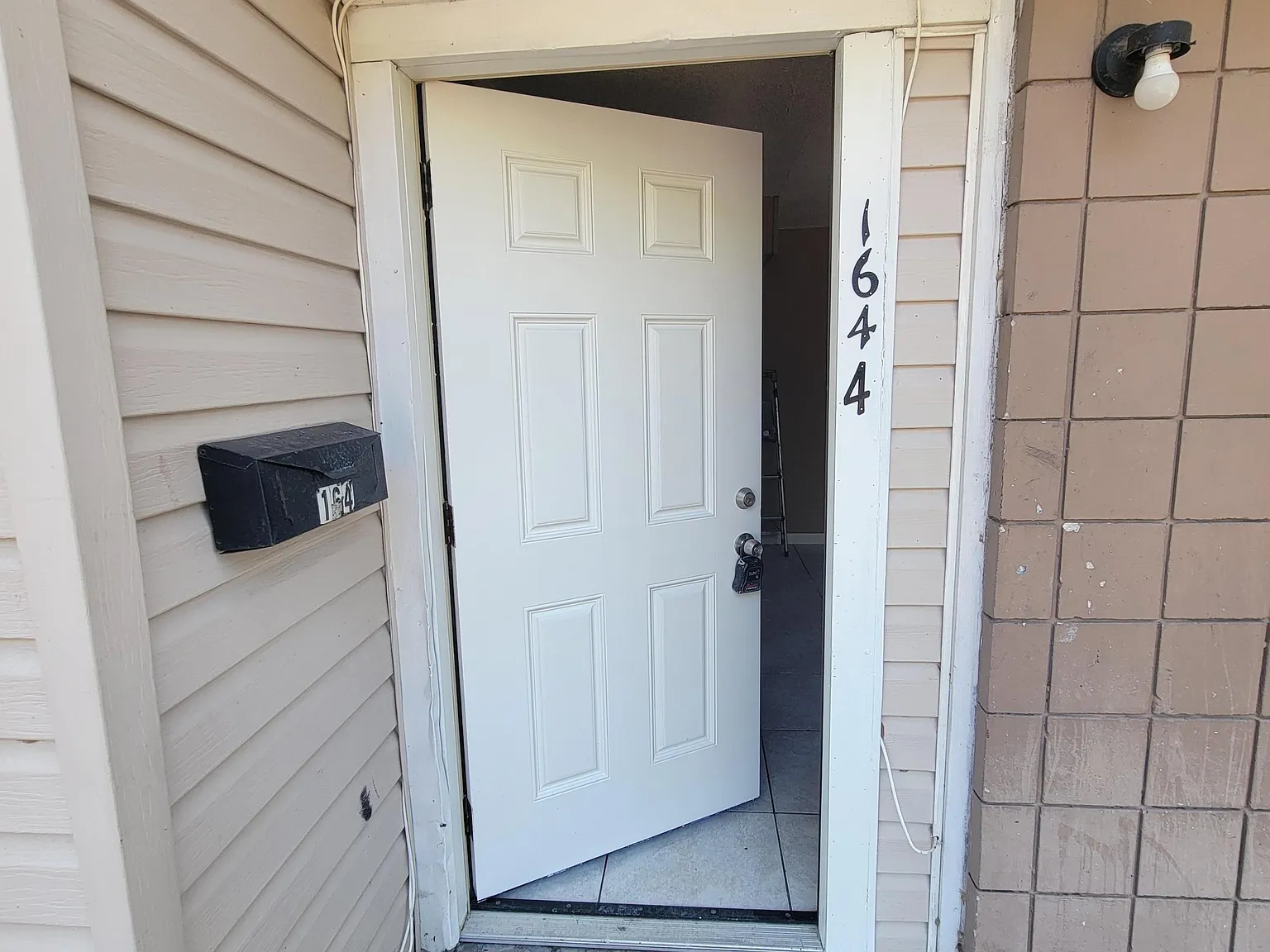 4 bed, 2.0 bath, 1218 sqft, $1,730 — Photo 2