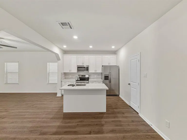 706 W Dallas — Photo 19