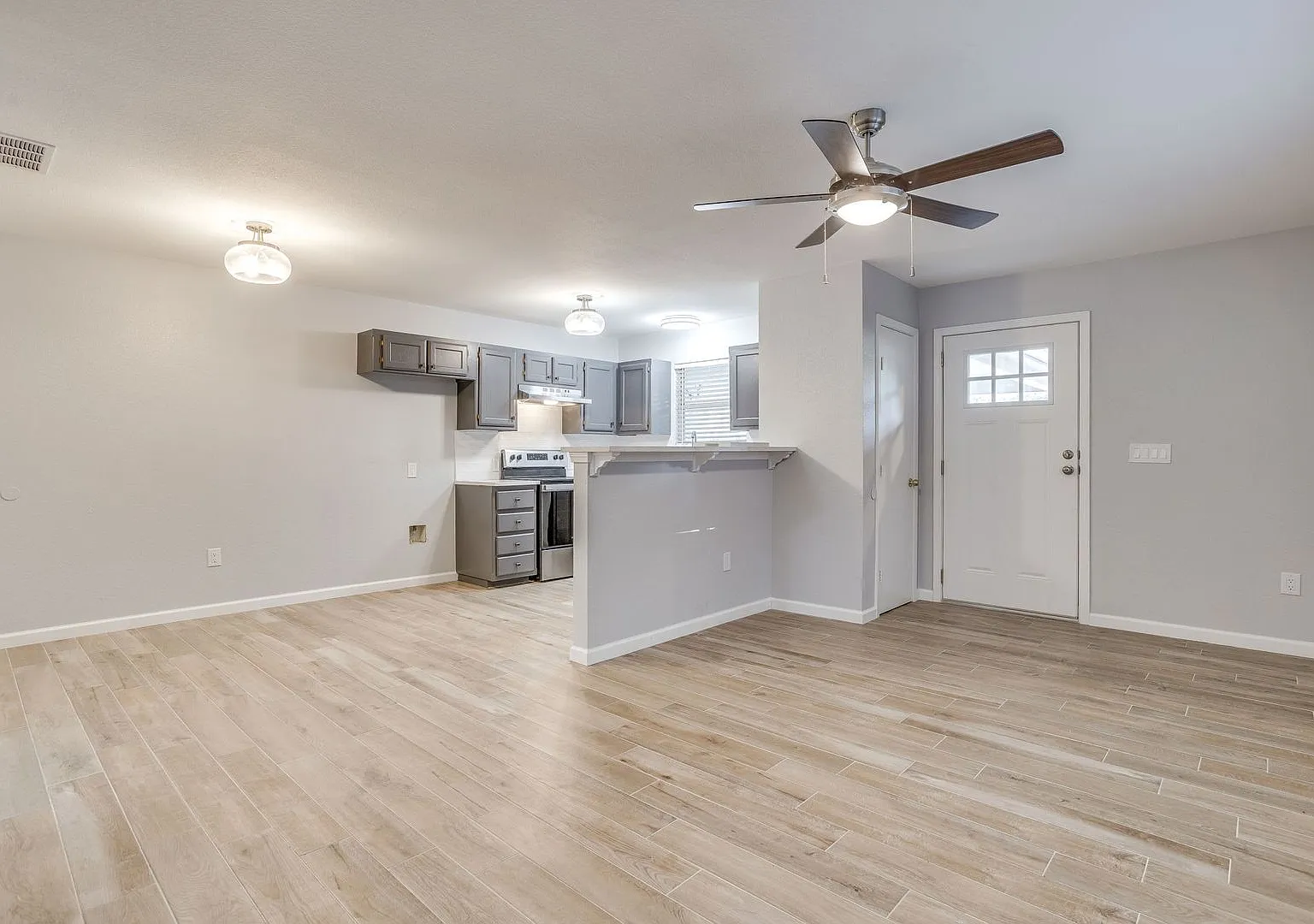 Freshly Remodeled 3 Bed- 2 Bath Garage Apartment Available for New Tenant- One Side of Duplex- 76103 — Photo 4