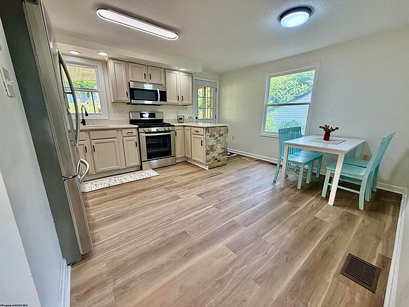 4th image of 379 Spencer Ave