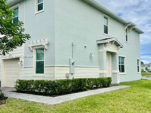 871 SE Grovebush Ln, Port Saint Lucie, FL 34984
