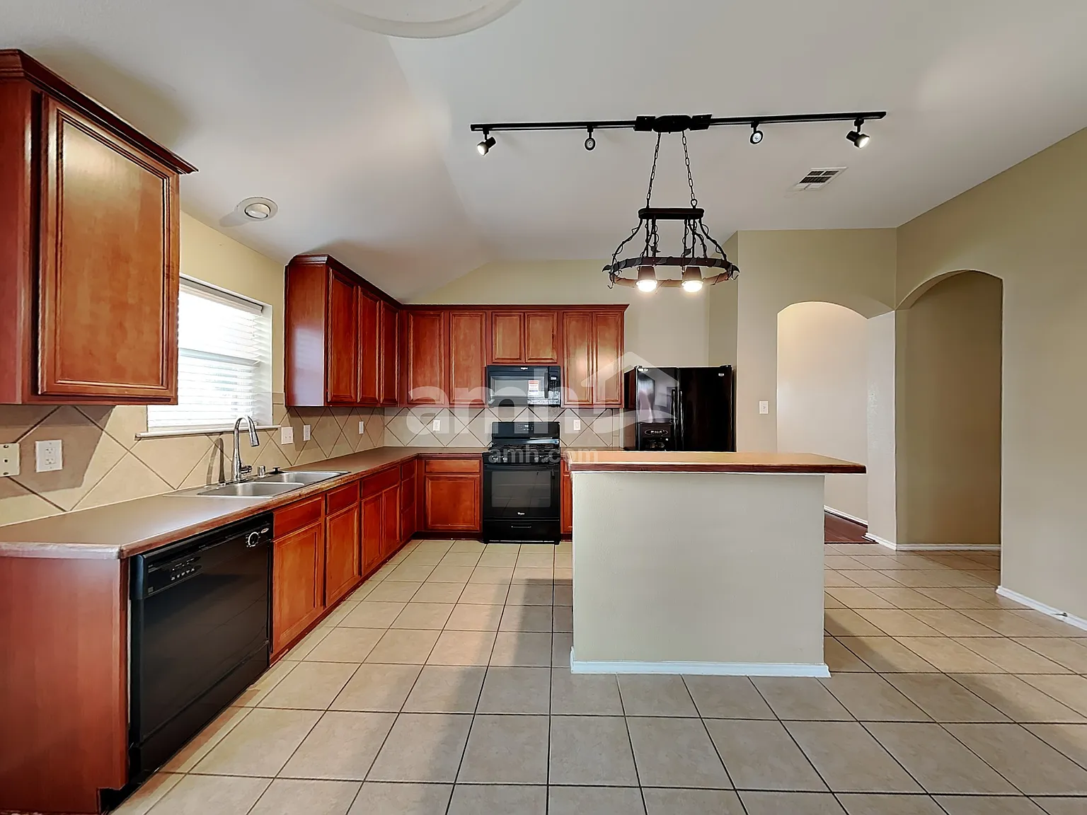 3 bed, 2.0 bath, 1728 sqft, $2,290 — Photo 3