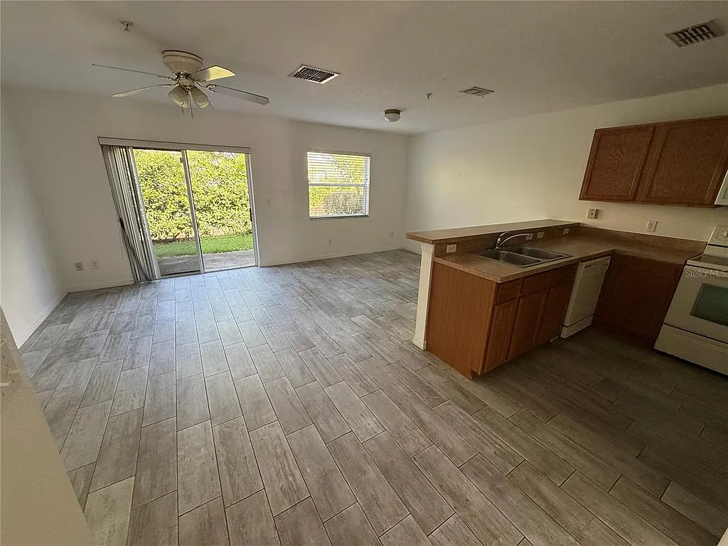 2 bed, 2.5 bath, 1303 sqft, $1,800 — Photo 3