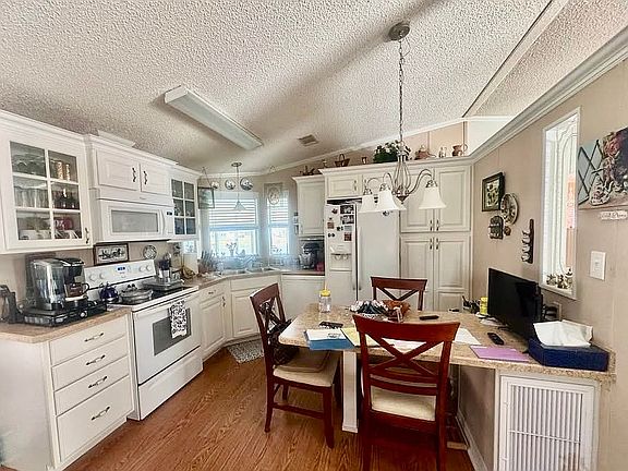 5th image of 84 Fountain Dr