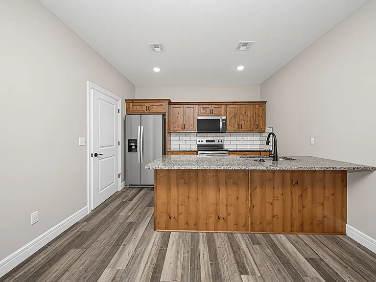 1704 Kenneth Dr — Photo 7