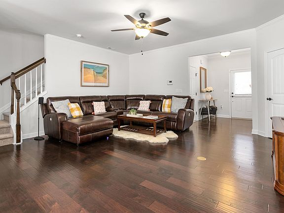 4th image of 122 Comptonfield Dr
