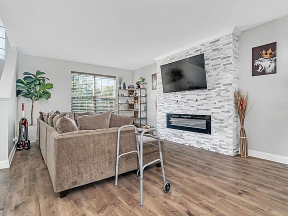 2nd image of 809 Summit Creek Dr