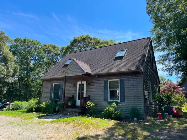 323 County Rd, Oak Bluffs, MA 02557