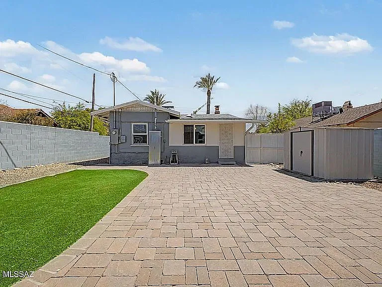 825 E Helen St — Photo 9