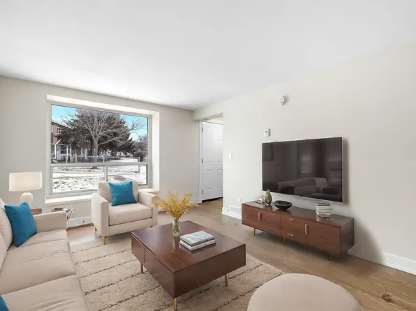 176 The Pkwy, Kingston, ON K7M 7E5