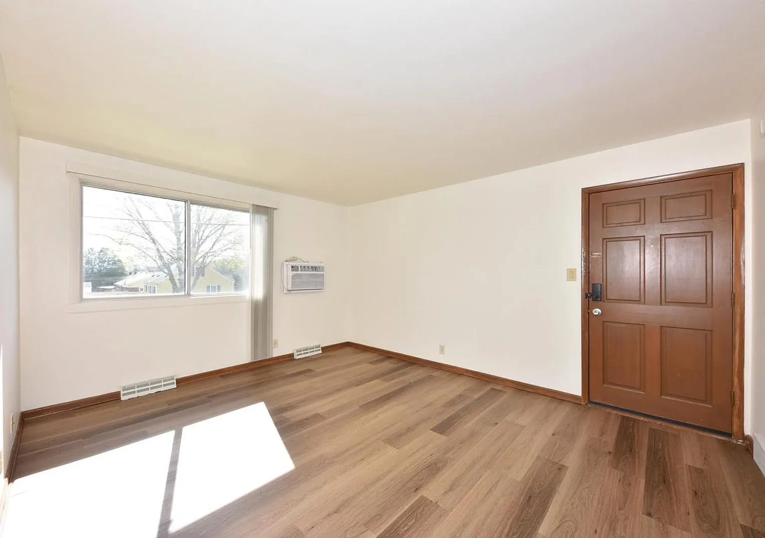 Green Tree and Park Place 2 bedroom apartment — Photo 4