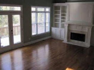 834 Hilltop Ter SE, Washington, DC 20019