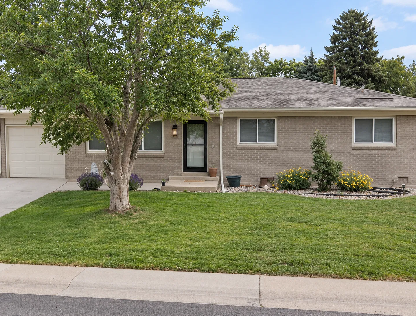 3 bed, 1.5 bath, 1189 sqft, $2,800 — Photo 1