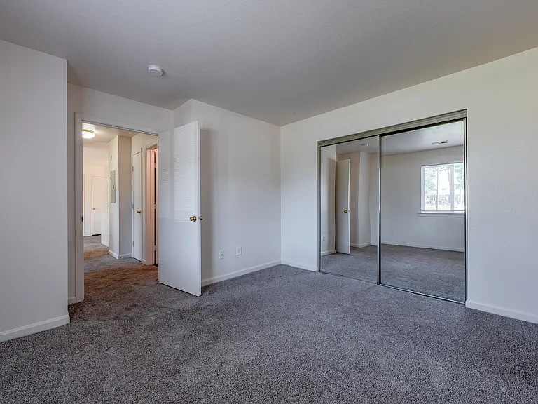 Lyons Gate Apartments — Photo 14