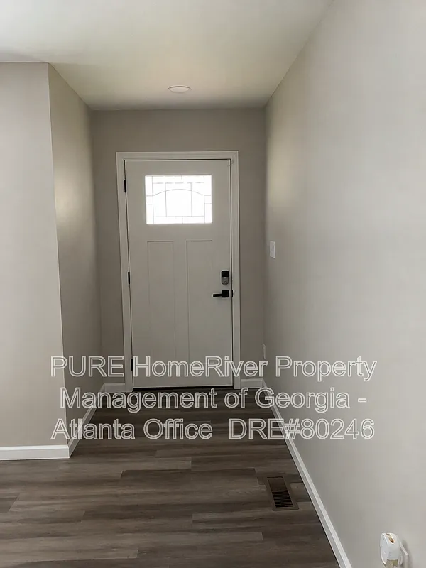 3 bed, 2.0 bath, 1216 sqft, $2,050 — Photo 2