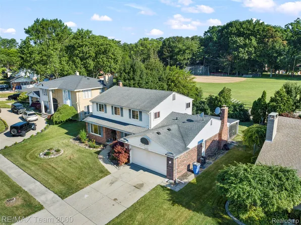 23350 Meadlawn Dr, Dearborn Heights, MI 48127