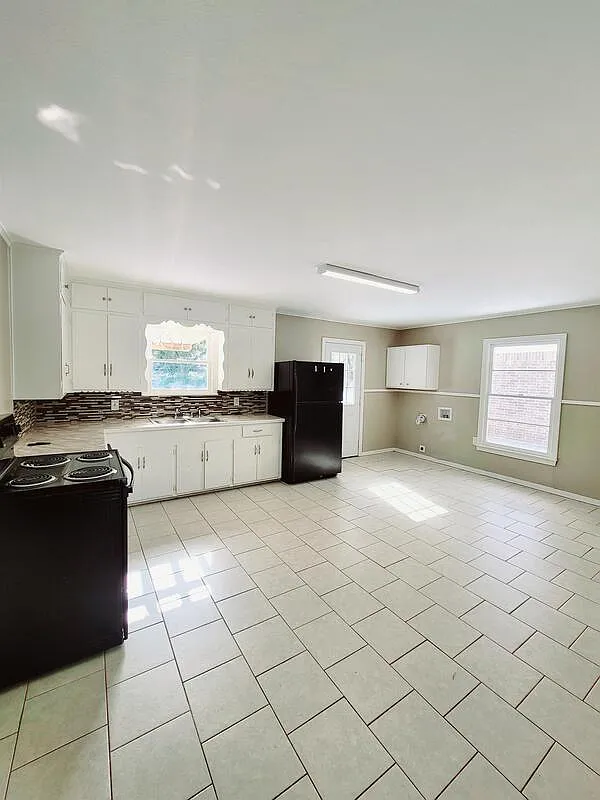 4 bed, 2.0 bath, 1986 sqft, $1,700 — Photo 2