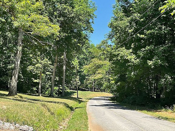 5th image of 818 Town Branch Rd