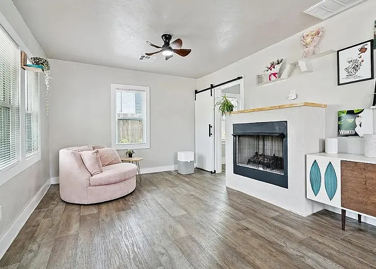 322 Mathews Ave — Photo 2