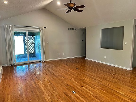 3rd image of 707 Ash St