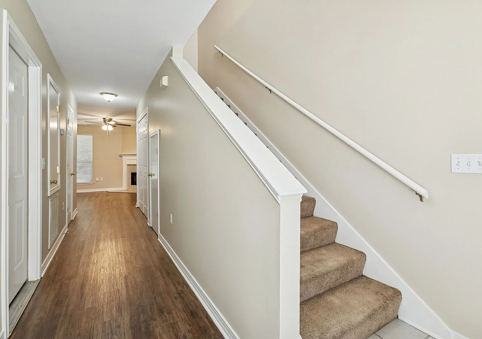 3BR/2.5BA Townhome Garage + Backyard Great Schools — Photo 2