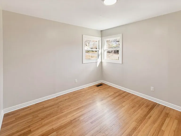 1033 N Pine St — Photo 22