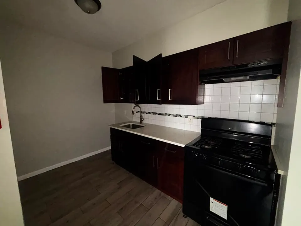 812 Clinton Ave #4