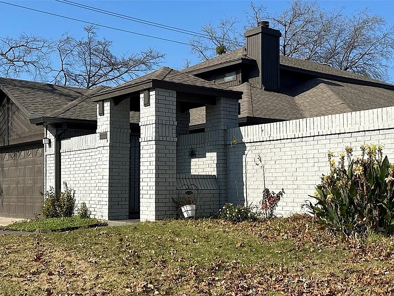 3925 Capricorn Ct — Photo 3