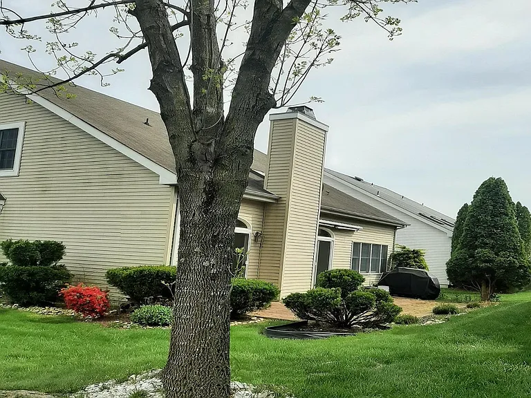 52 Westminster Dr — Photo 4
