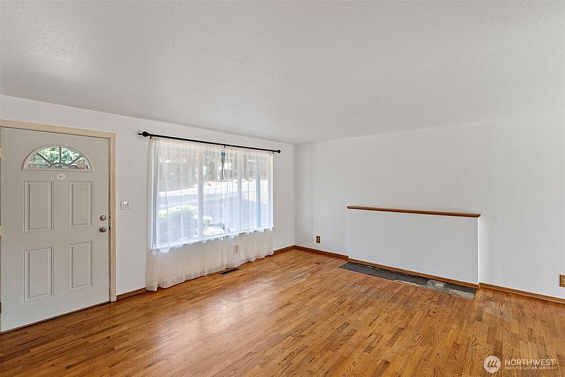 3rd image of 1527 Sylvan Way