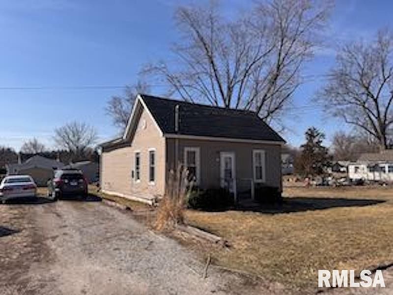 2nd image of 607 W Avenue E Ave