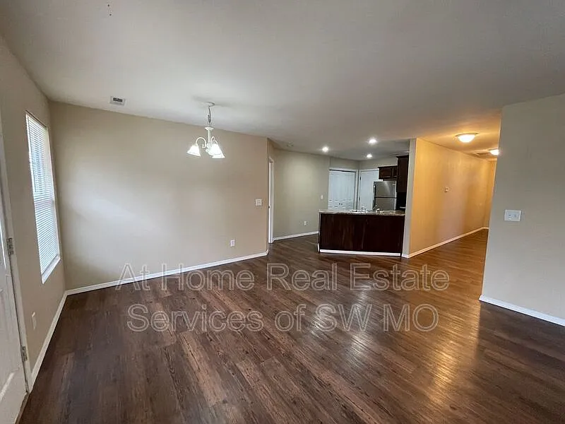 3 bed, 2.0 bath, 1272 sqft, $1,250 — Photo 4