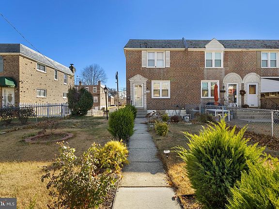 2nd image of 300 Pine St