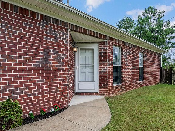 4th image of 1028 Castlemaine Dr