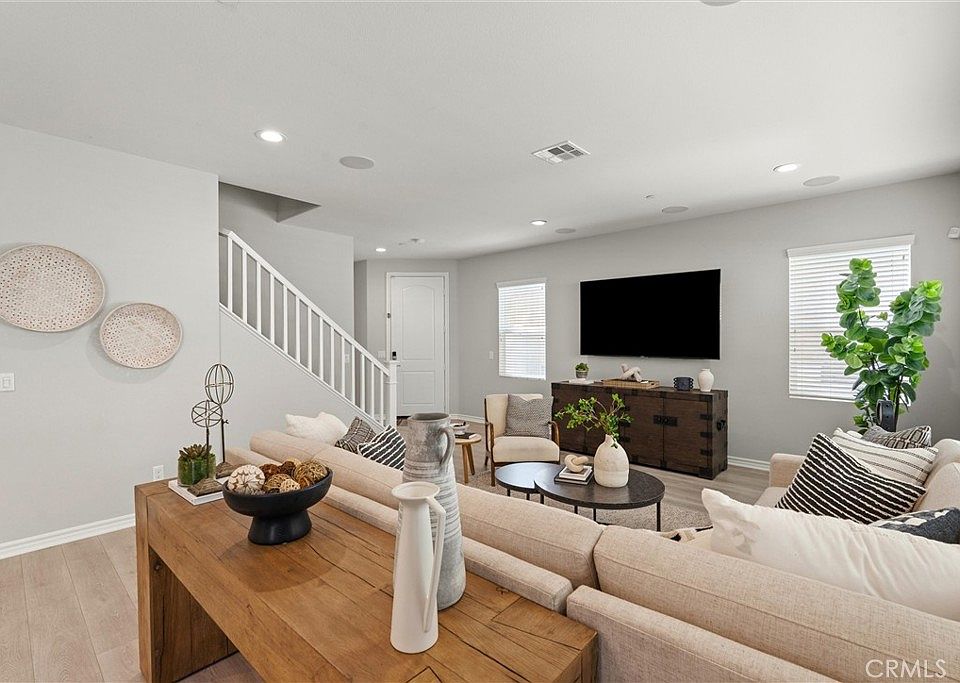 1st image of 250 W Ridgewood
