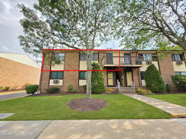 704 Cricket Lane #704, Woodbridge, NJ 07095