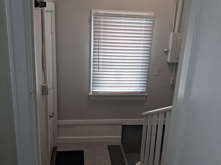 2046 W Hudson St — Photo 24