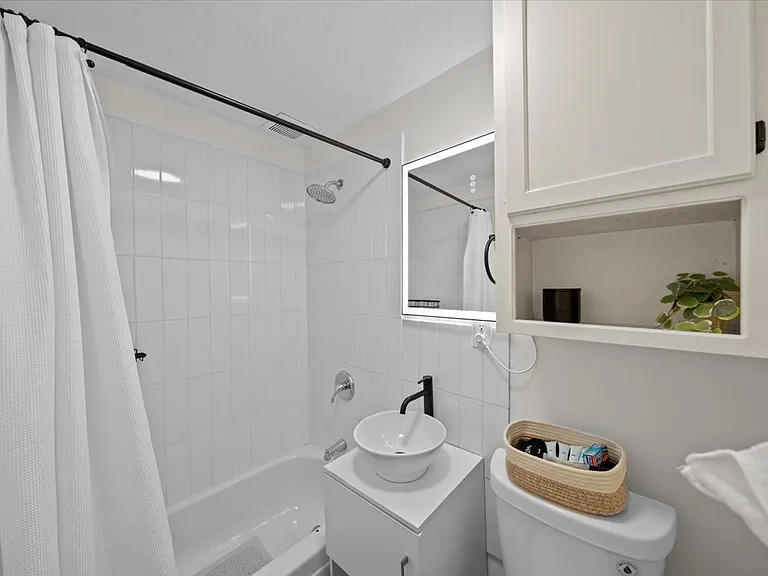 1111 W 41st St #2W — Photo 9