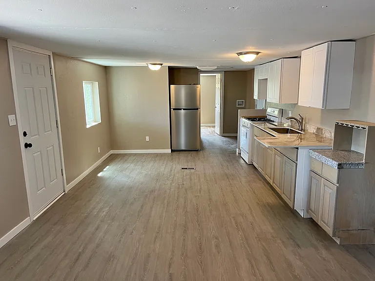 408 NW 8th St #5 — Photo 3