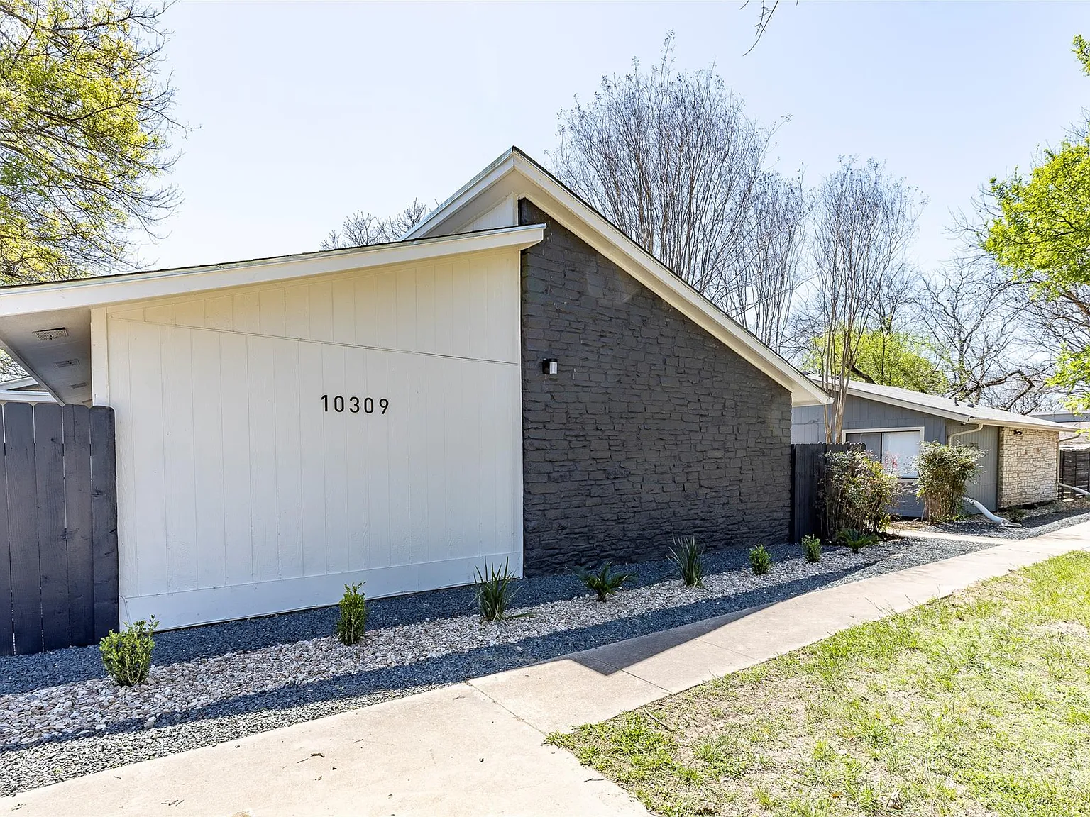 3 bed, 2.0 bath, 2098 sqft, $1,700 — Photo 1