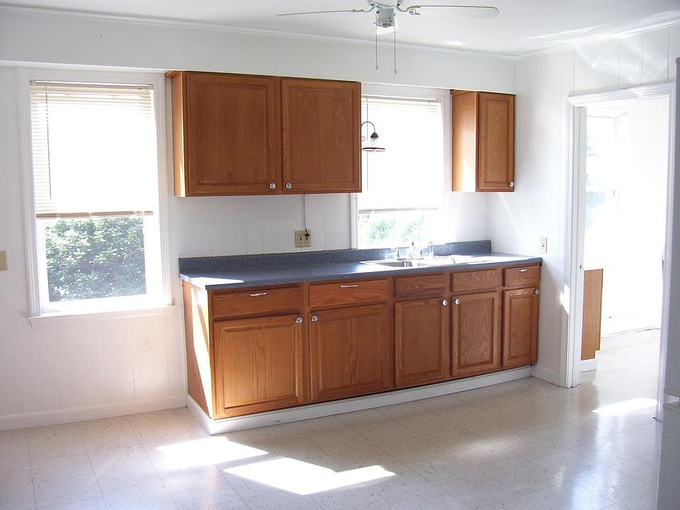 Bright Sunny Eat-in-Kitchen. Ceiling fan.