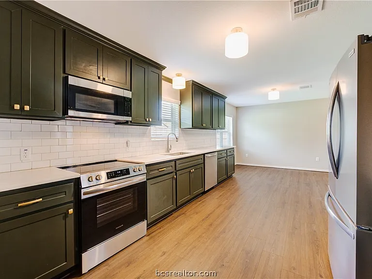 703 Horlock St — Photo 13