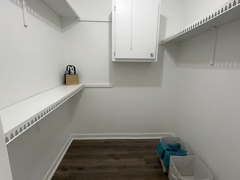 Wilshire Park Apartments — Photo 42