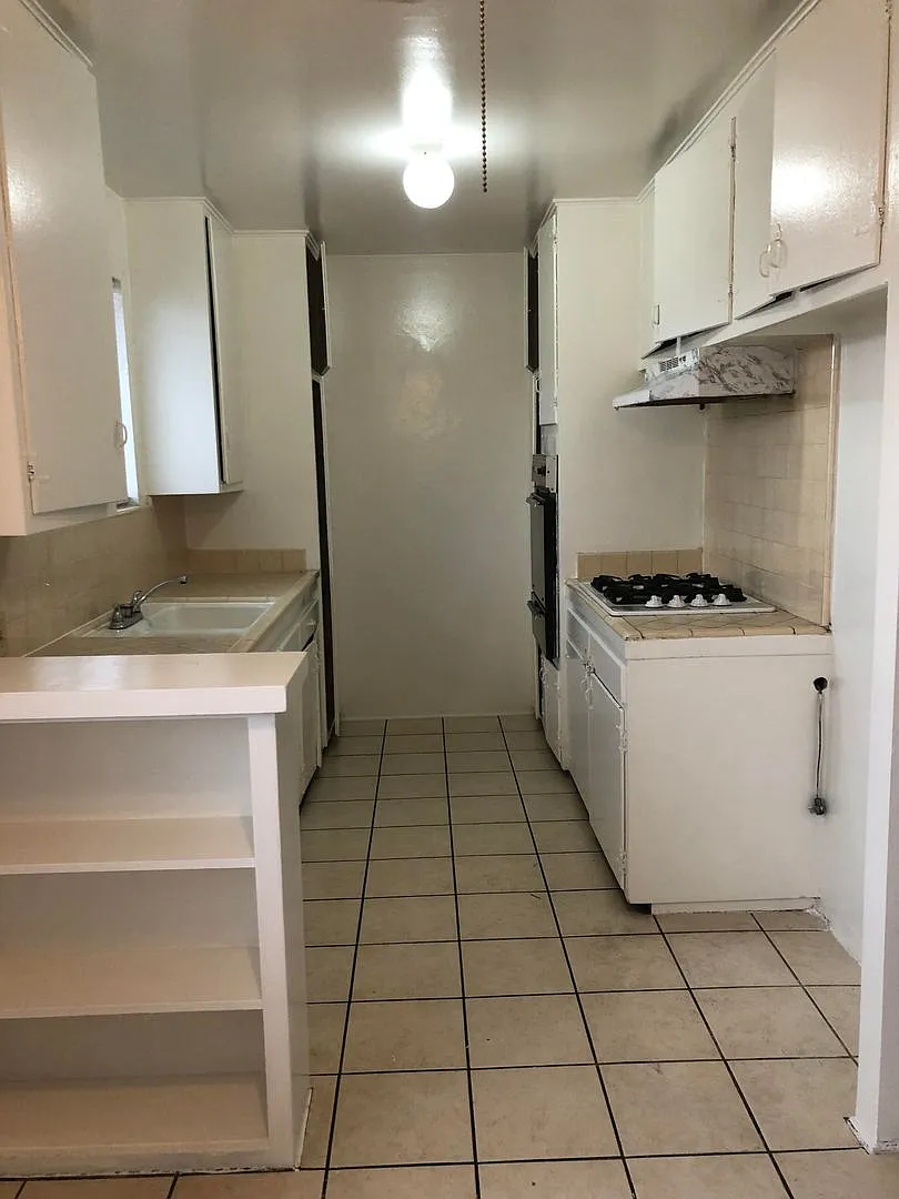 Charming, One Bedroom Apartment in Panorama City — Photo 1