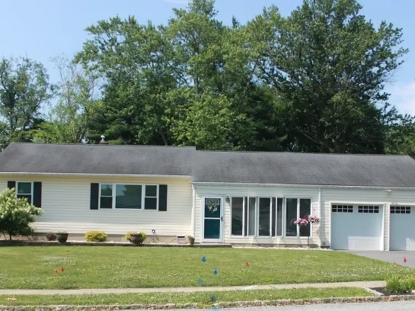 68 Canterbury Rd, Lopatcong Twp., NJ 08865